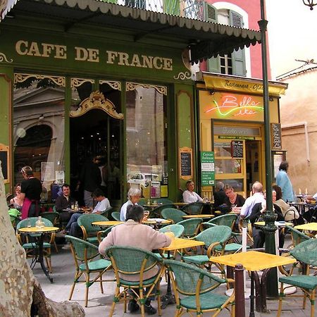 Studio de charme avec sa terrasse en plein coeur de ville LʼIsle-sur-la-Sorgue Extérieur photo