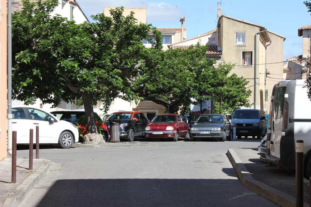 Studio de charme avec sa terrasse en plein coeur de ville LʼIsle-sur-la-Sorgue Extérieur photo
