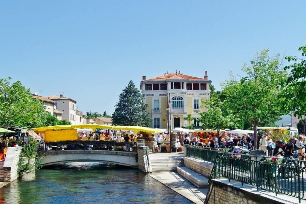 Studio de charme avec sa terrasse en plein coeur de ville LʼIsle-sur-la-Sorgue Extérieur photo