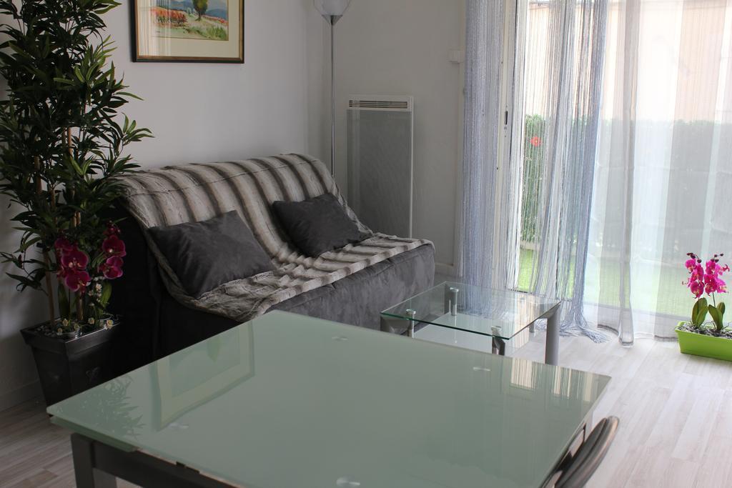 Studio de charme avec sa terrasse en plein coeur de ville LʼIsle-sur-la-Sorgue Extérieur photo