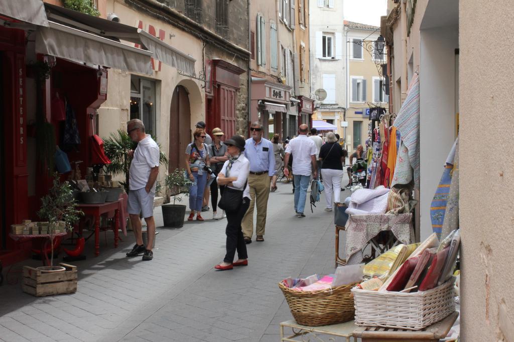 Studio de charme avec sa terrasse en plein coeur de ville LʼIsle-sur-la-Sorgue Extérieur photo