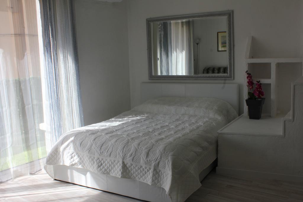 Studio de charme avec sa terrasse en plein coeur de ville LʼIsle-sur-la-Sorgue Extérieur photo