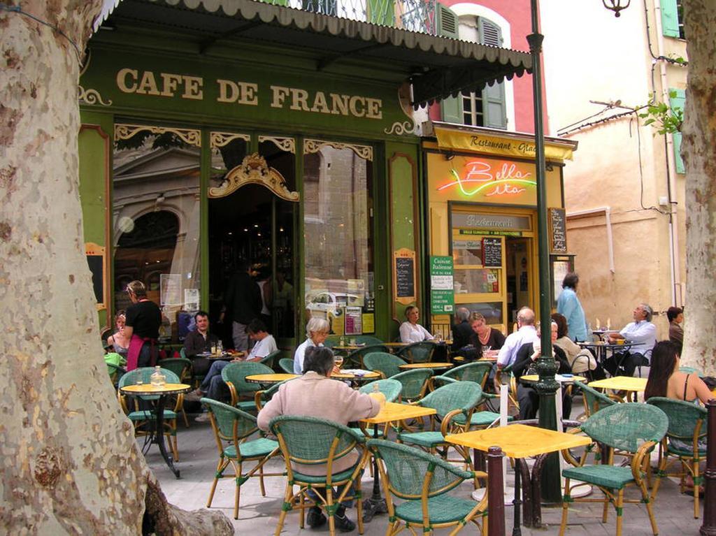 Studio de charme avec sa terrasse en plein coeur de ville LʼIsle-sur-la-Sorgue Extérieur photo
